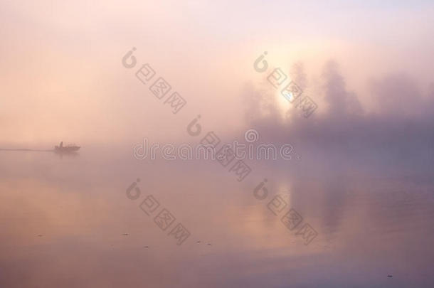 雾钓船湖
