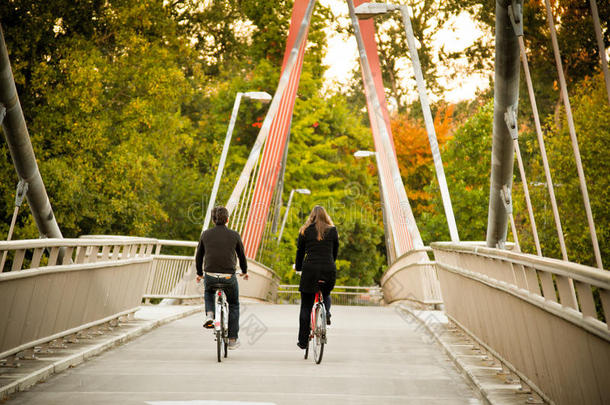 情侣在桥上骑车