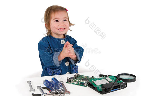 一个小女孩<strong>正在修理</strong>路由器、调制解调器或印刷电路板。