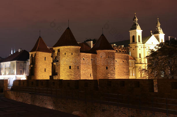 巴比肯和城堡墙。 华沙。 波兰。