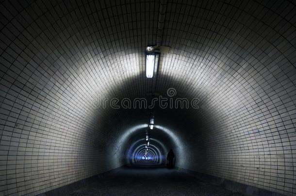 穿过黑暗隧道的透视图