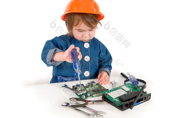 一个小女孩<strong>正在修理</strong>路由器、调制解调器或印刷电路板。