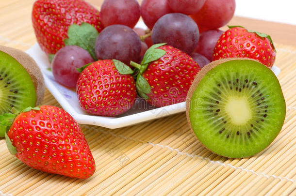 多汁的浆果和水果-猕猴桃，草莓和葡萄。