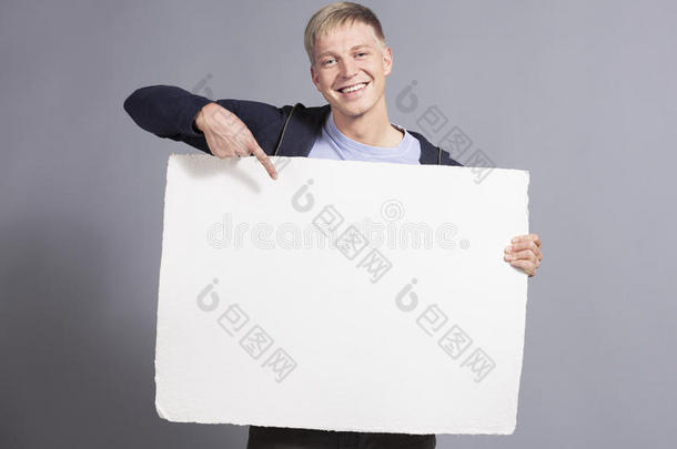 快乐的男人用手指着白色的空白面板。