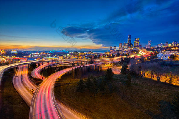 夕阳下的汽车尾灯和西雅图天际线