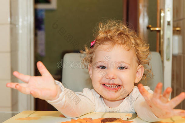 <strong>脸蛋</strong>脏的小女孩在吃饼干