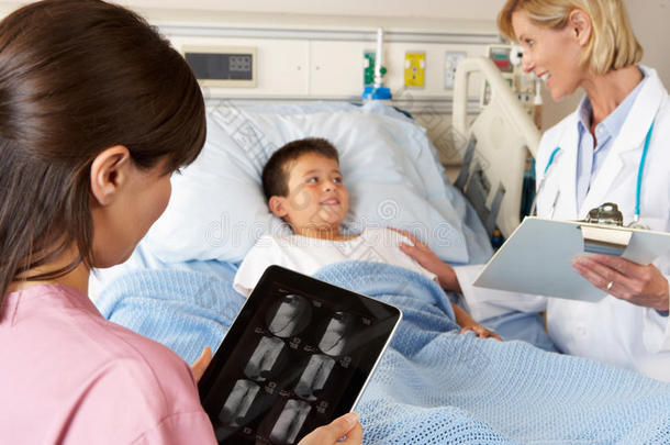 护士在探视病人时使用数字平板电脑