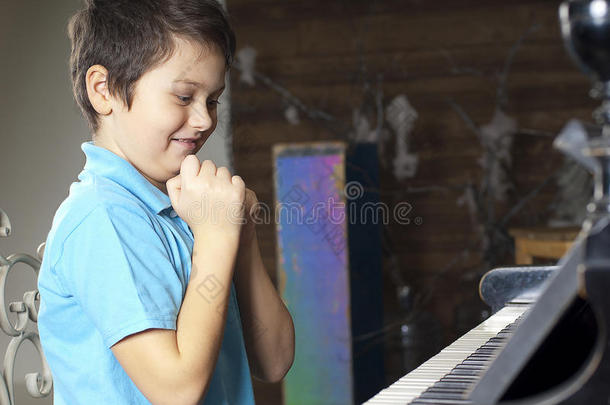 男孩在弹钢琴