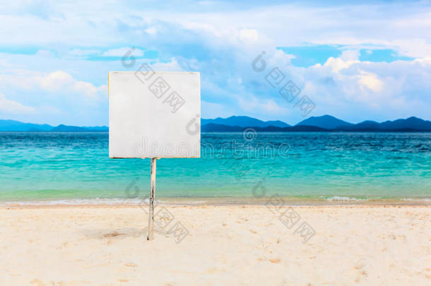 热带海滩上的白色空招牌
