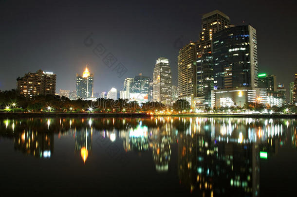 曼谷城市夜景与天际线倒影