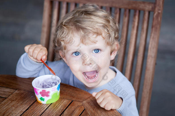 小孩子夏天吃冰激凌