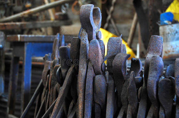锻造厂的旧金属工具