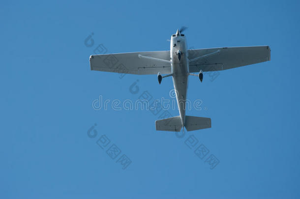 塞斯纳飞机在上空<strong>飞行</strong>