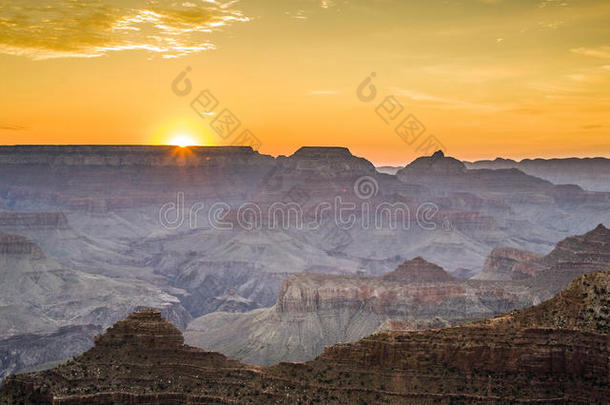 南里沙漠视角下的大峡谷日落
