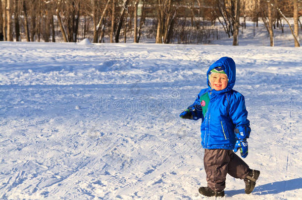 快乐的男孩在雪地里奔跑