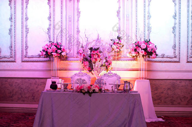 婚礼装饰桌布和鲜花