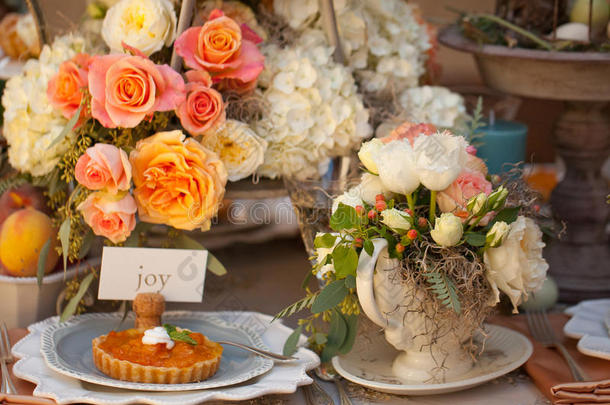 婚礼装饰桌布和鲜花