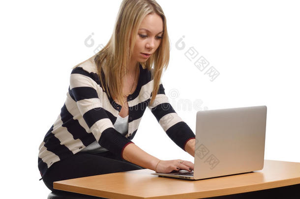 桌子底下拿着笔记本电脑的女人