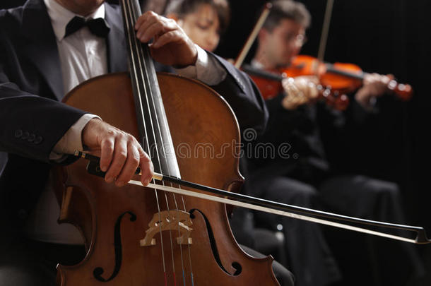古典音乐、大提琴和小提琴家