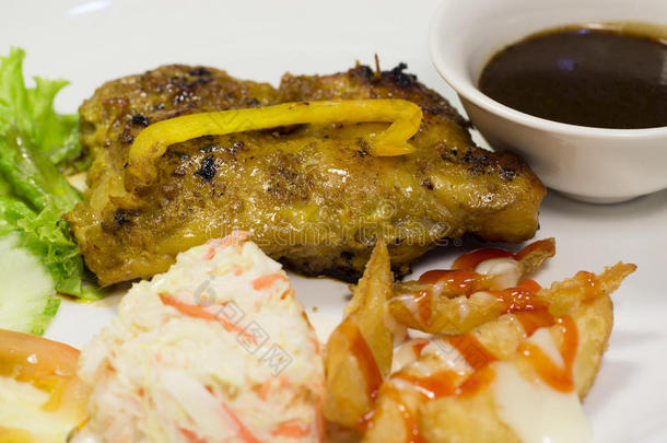 <strong>黑椒</strong>扒鸡：grilled chicken with wedges and black pepper sauce