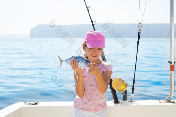 小女孩抱着小金鱼在船上钓鱼