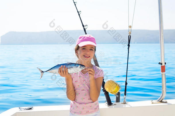 小女孩抱着<strong>小金鱼</strong>在船上钓鱼
