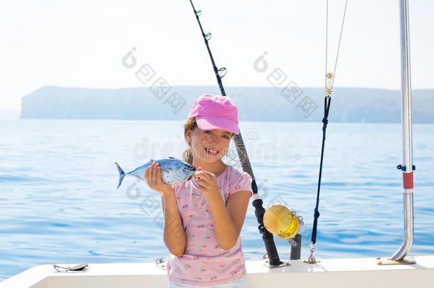 小女孩抱着小金鱼在船上钓鱼