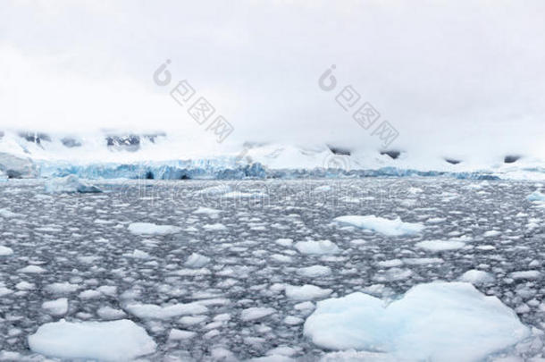 南极洲天堂湾潮水冰川