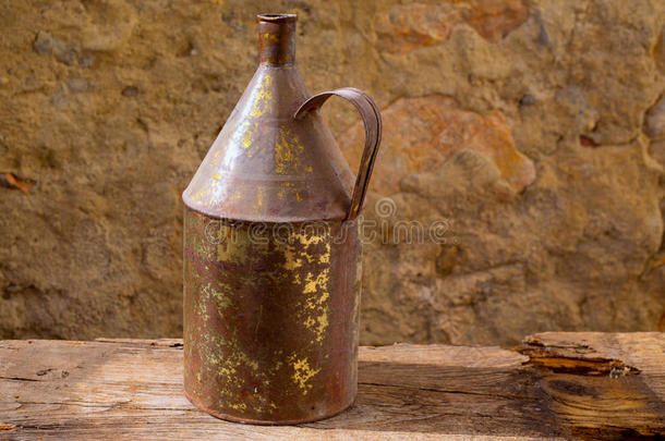古董生锈的铁罐，古董木上有陈年黄铜