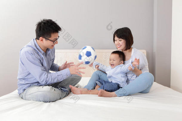 快乐家庭玩玩具足球