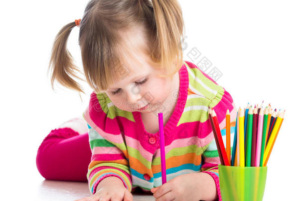 可爱的小女孩用<strong>彩色铅笔画</strong>画