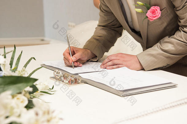 新郎签署结婚证或结婚合同