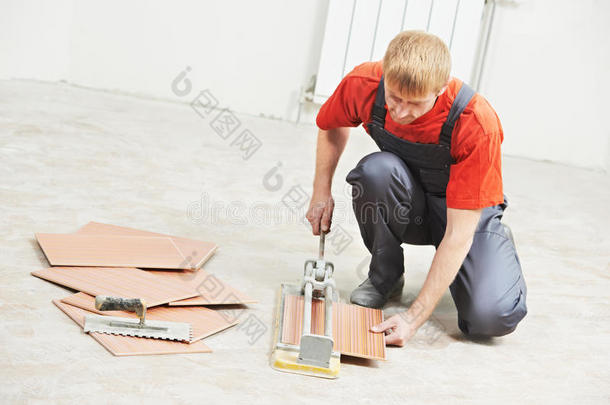 瓷砖切割工在家装修瓷砖的工作
