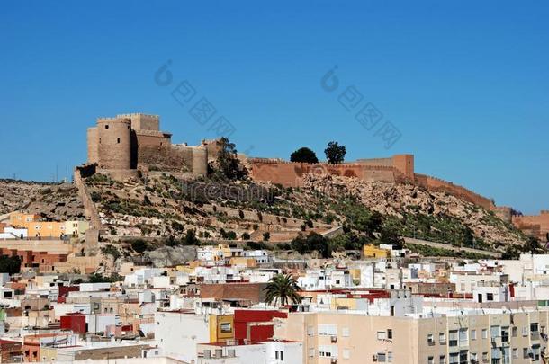 城市建筑和城堡，阿尔梅里亚，西班牙。