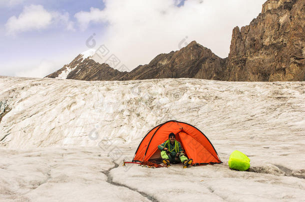 登山者在比赛中准备运动器材