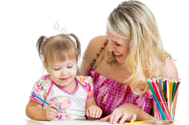 母亲和孩子用<strong>彩色铅笔画</strong>画