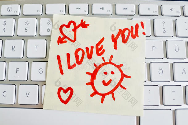 电脑键盘上的留言：我爱你