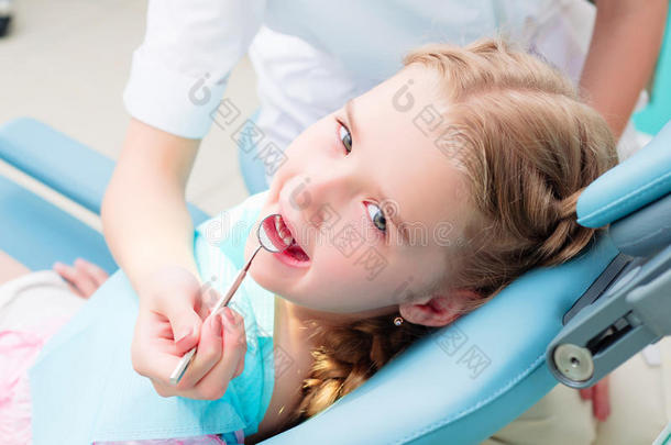去看牙医的女孩，去看牙医