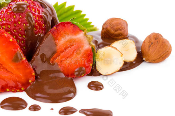 漂亮美味的草莓加巧克力和坚果