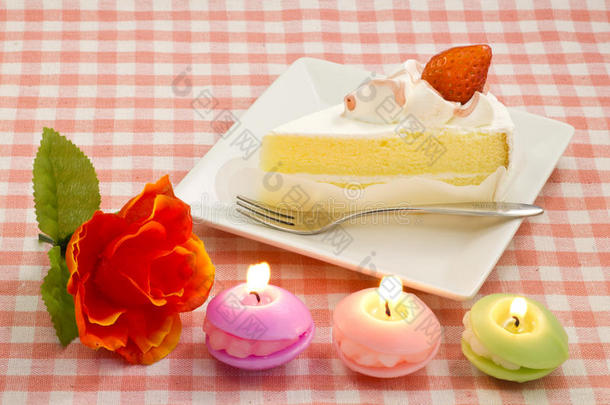 蜡烛和玫瑰草莓<strong>酥饼</strong>