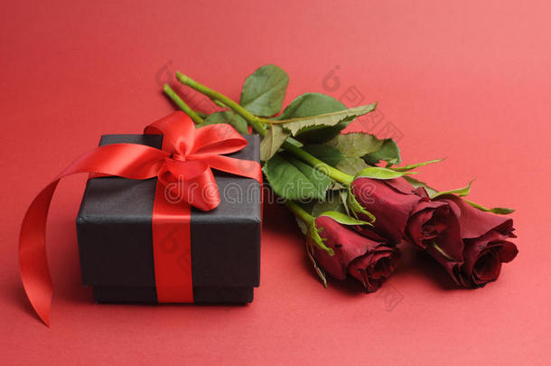 情人节黑盒子，带红丝带礼物和红玫瑰
