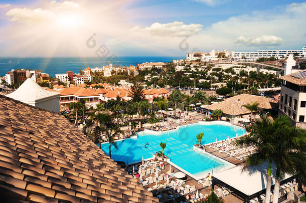 酒店的游泳池。西班牙特内里费岛的日落。旅游胜地