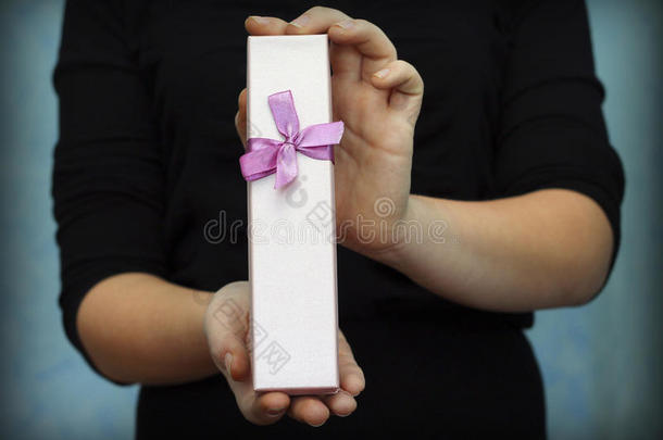 粉色礼品盒在手