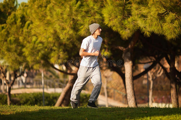 年轻帅哥在公园慢跑