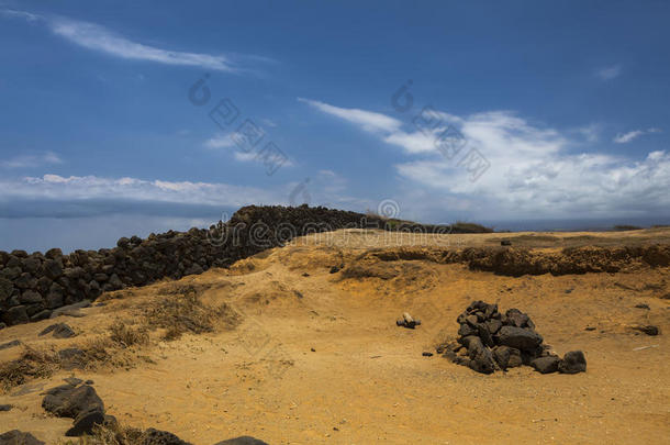 黑色<strong>声乐</strong>石篱笆与橙色沙丘的对比