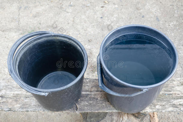 两个塑料桶，一个装满，一个