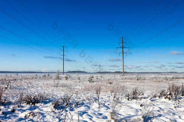 冬季雪地<strong>电力线</strong>路