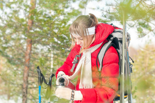 冬林里穿着<strong>运动</strong>红<strong>夹克</strong>的女人。