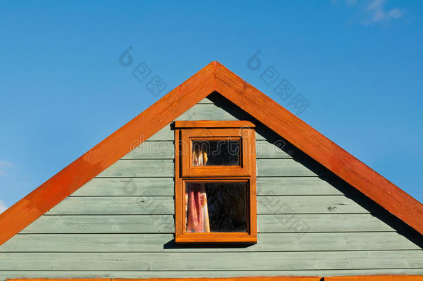 木质沙滩小屋，带蓝天图案山墙