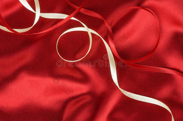 红绸上的红白丝带